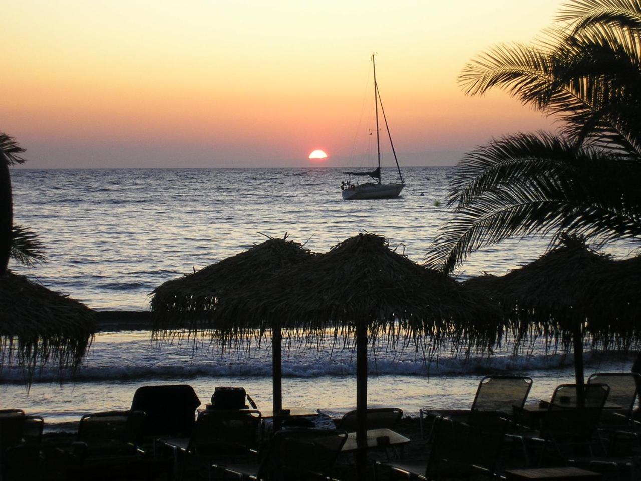 Blue Harmony Hotel Kini Exterior photo